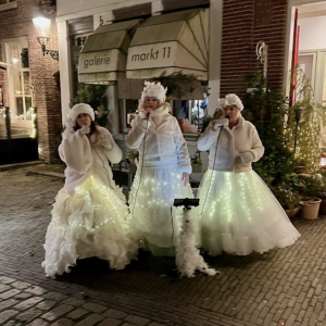 Icequeens in white