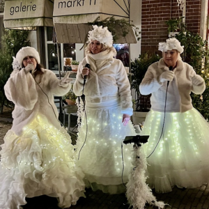 Icequeens in white